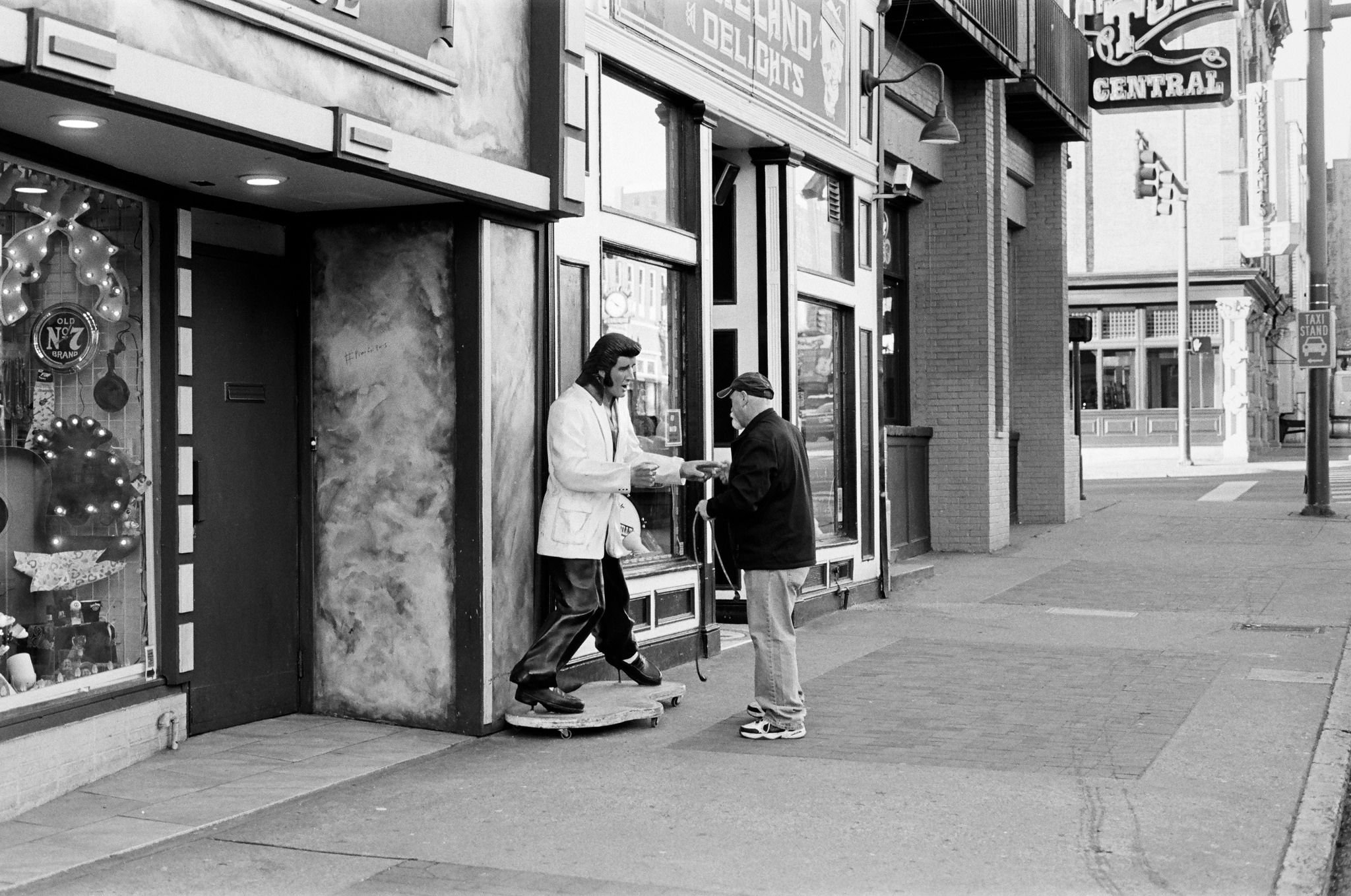 Nashville Street Photography. Shot on Kodak Trix-400 (35 mm Gelatin Silver)