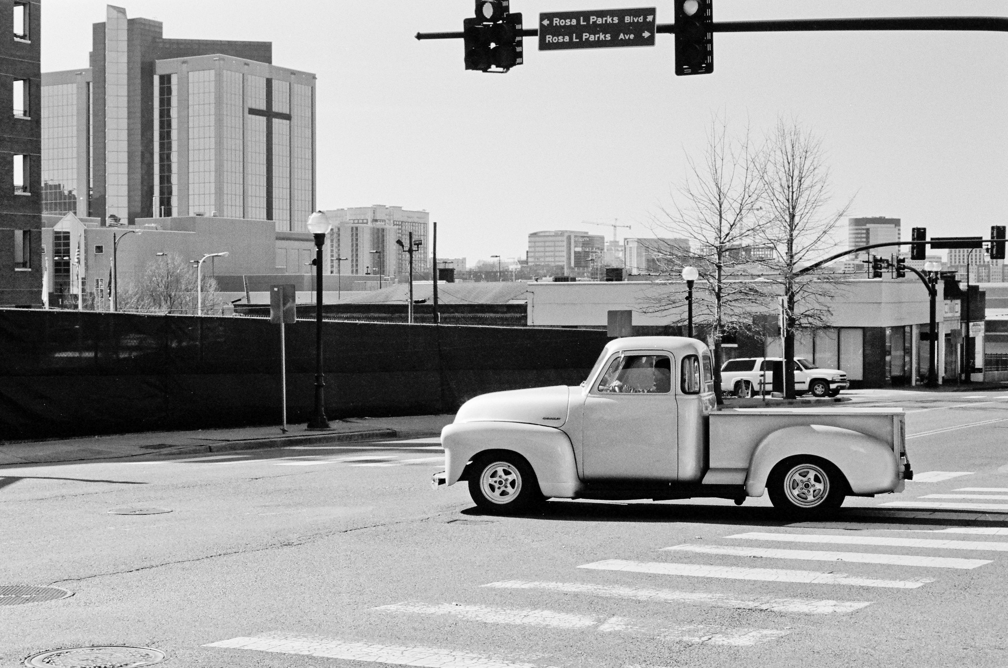 Nashville Street Photography. Shot on Kodak Trix-400 (35 mm Gelatin Silver)