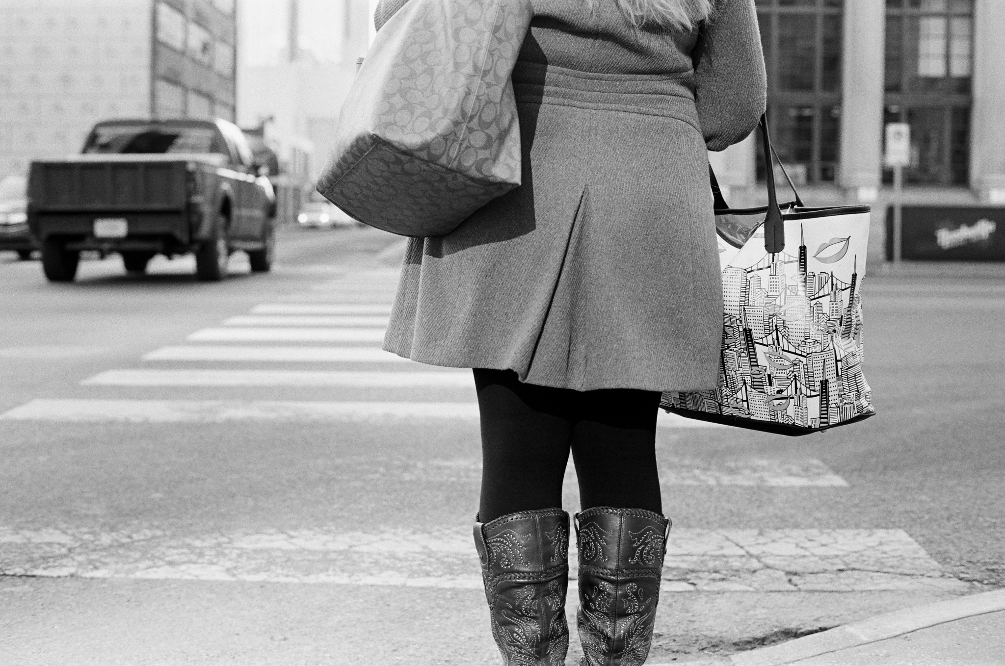 Nashville Street Photography. Shot on Kodak Trix-400 (35 mm Gelatin Silver)