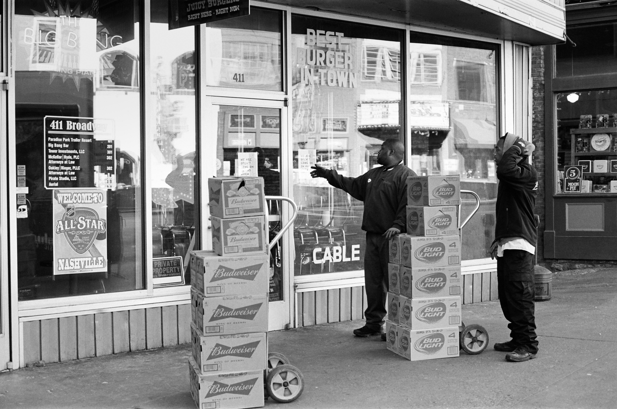 Nashville Street Photography. Shot on Kodak Trix-400 (35 mm Gelatin Silver)