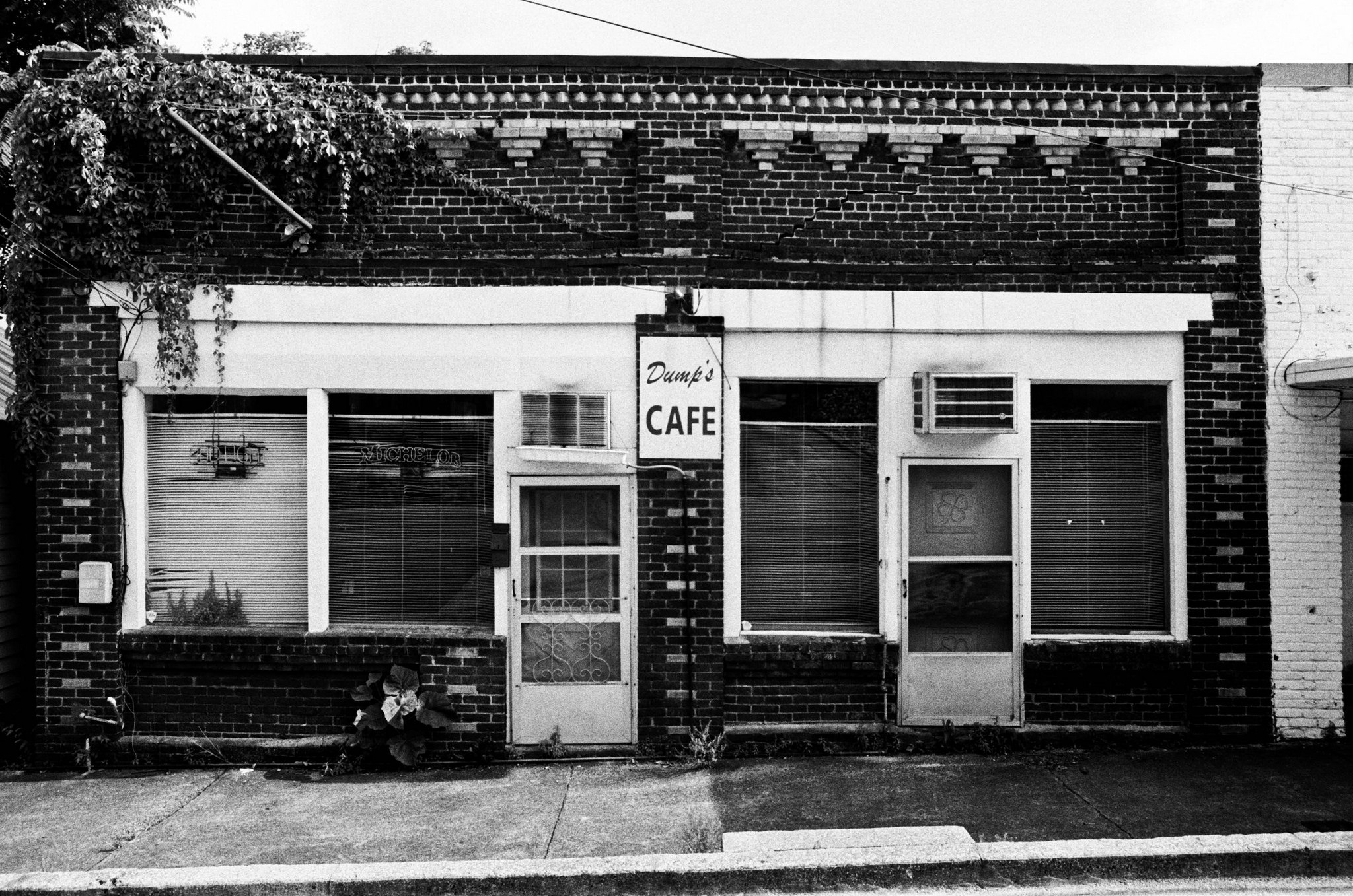 Downtown Columbia, Tennessee - Olympus OM1 / 50mm f1.8 / Kodak TRI-X 400 / Film Box Lab