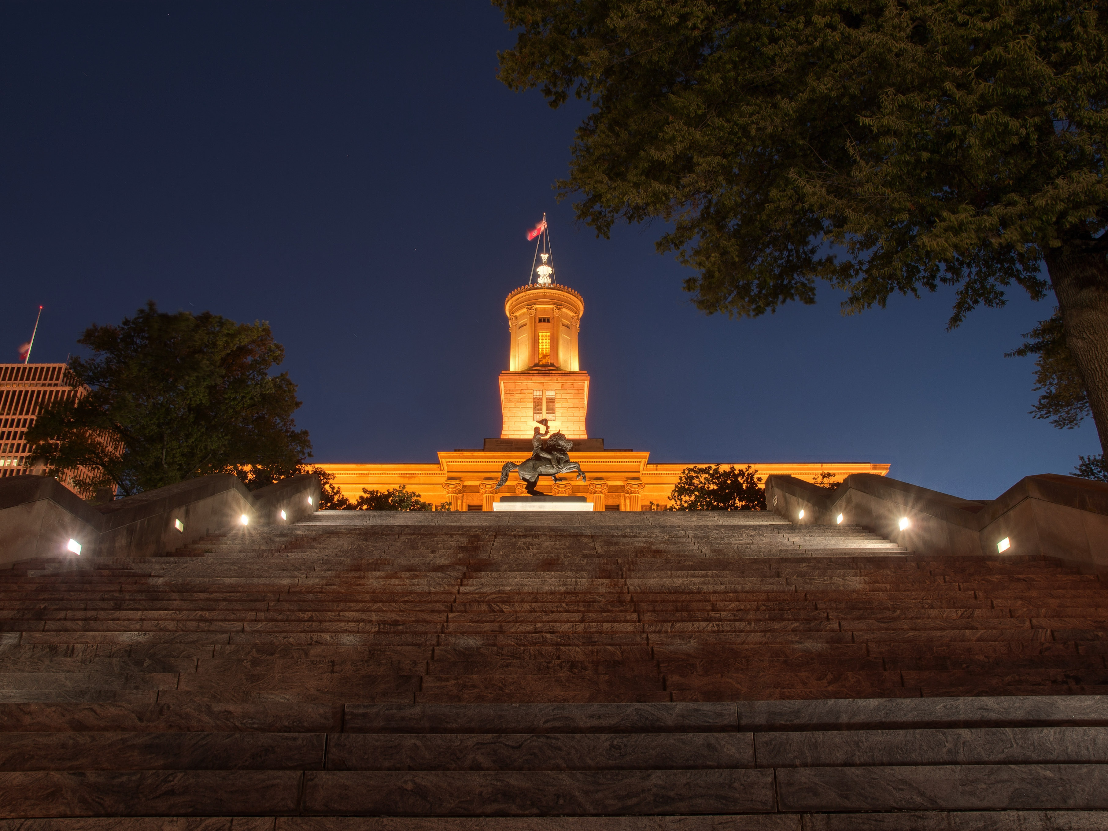 Tennessee State Capitol Building - Olympus E520 / 14-54mm f2.8-3.5 / SNS-HDR / 4 Frames